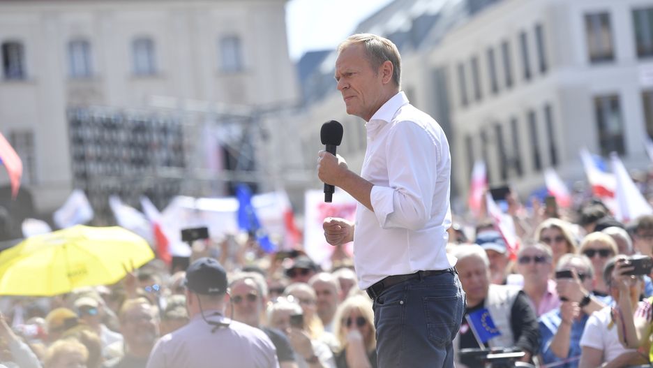 Donald Tusk przemawiający na marszu 4 czerwca