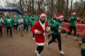 Warszawa: Bieg pomocników św. Mikołaja. Uczestnicy pobiegli w szczytnym celu. Tak było na miejscu