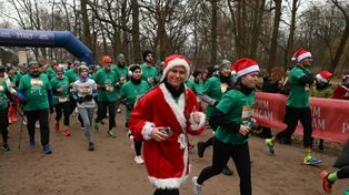 Warszawa: Bieg pomocników św. Mikołaja. Uczestnicy pobiegli w szczytnym celu. Tak było na miejscu