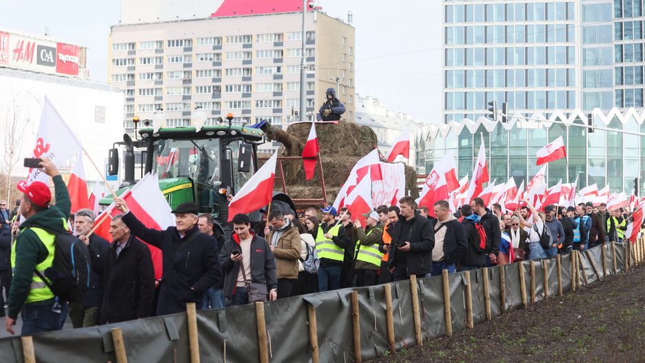 Warszawa, 27.02.2024. Protest rolników "Gwiaździsty Marsz na Warszawę", 27 bm. Protestujący przejdą przez miasto pod Sejm i KPRM. Rolnicy z całej Polski kontynuują protesty. Ich powodem jest m.in. niedawna decyzja Komisji Europejskiej o przedłużeniu bezcłowego handlu z Ukrainą do 2025 roku, a także sprzeciw wobec prowadzonej przez Unię Europejską polityce Zielonego Ładu. (aldg) PAP/Leszek Szymański