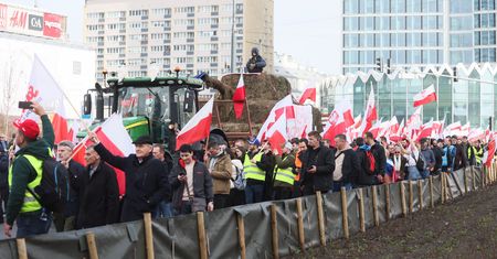 Objazdy w Warszawie. Rolnicy blokują Al. Jerozolimskie