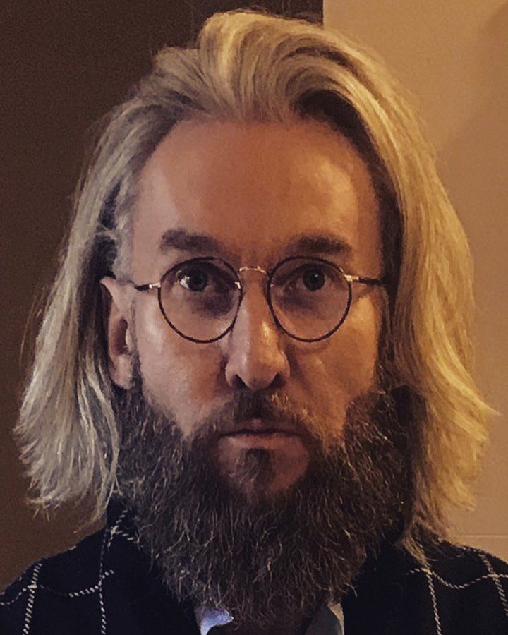 Piotr Schramm zapuścił brodę i włosy
