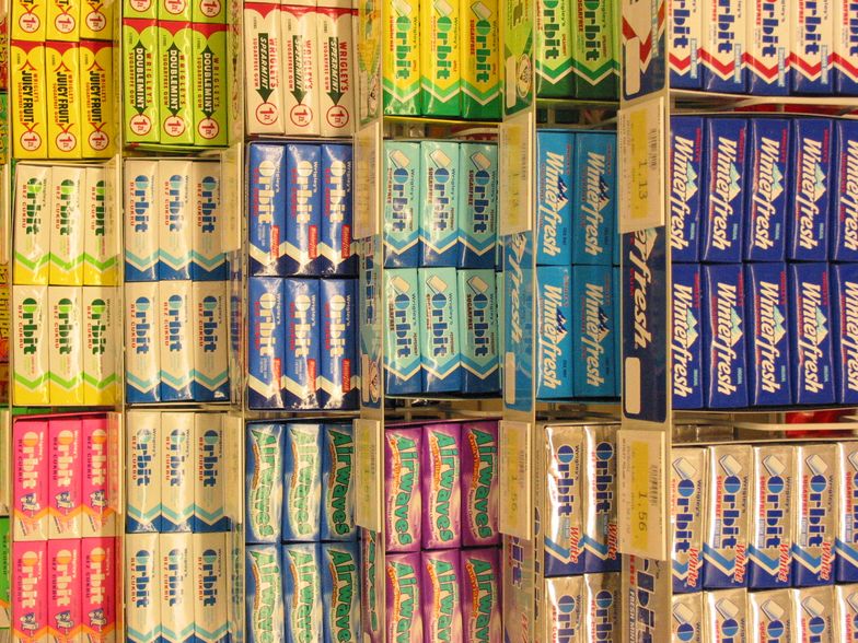 W każdym sklepie w polsce przy kasie znajdują się dokładnie te same marki gum do żucia. Rynek jest zdominowany przez jeden koncern.