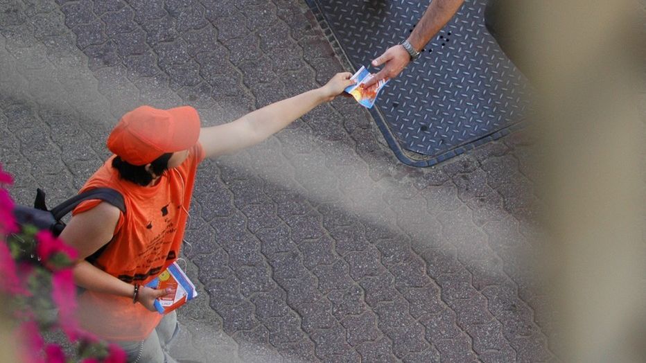 Młodzi ludzie mogą wykonywać tylko lekkie, nieobciążające prace, takie jak roznoszenie ulotek