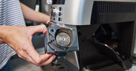 Czym czyścić ekspres do kawy? Ta metoda jest prosta i skuteczna