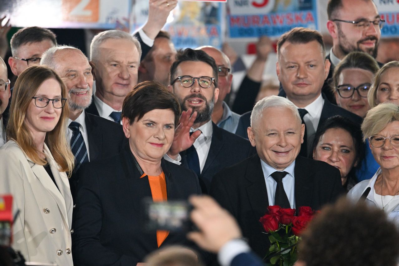 PiS utrzymuje samodzielną większość. Szydło ogłasza sukces