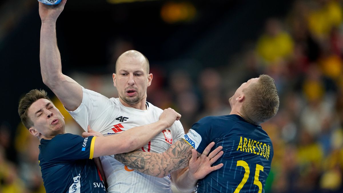 PAP/EPA / Bjorn Larsson Rosvall / Na zdjęciu: Antoni Łangowski walczy z reprezentantami Szwecji