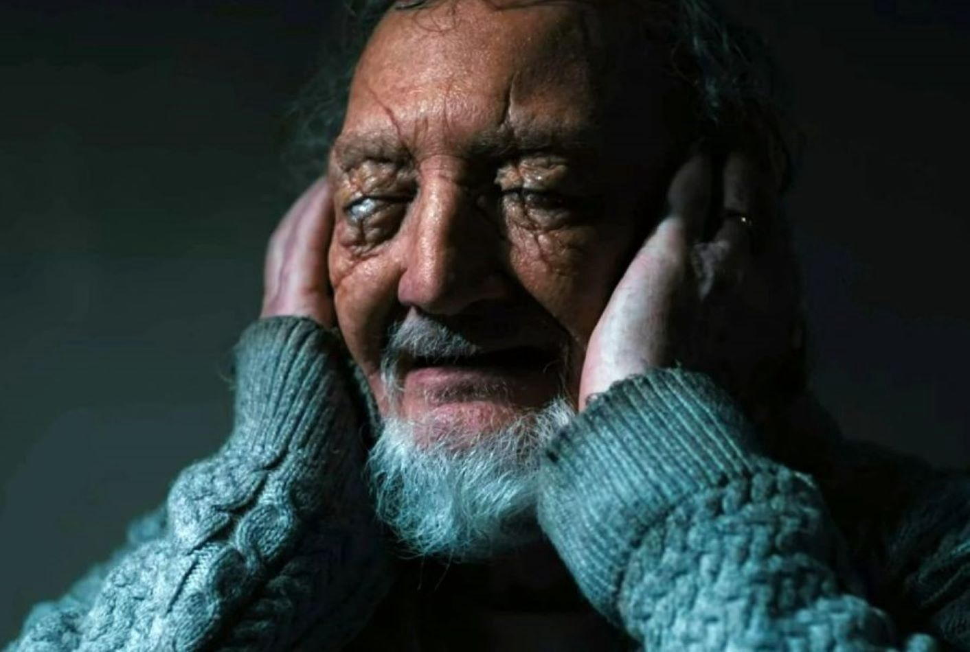 Robert Englund jako Victor w "Stranger Things"