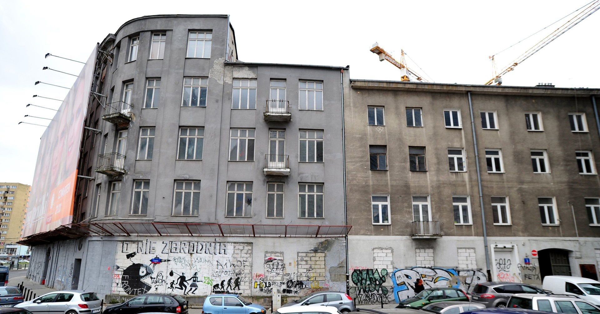 Ostańce drugiej wojny światowej. Miasto planuje sprzedać zabytkowe kamienice w centrum Warszawy
