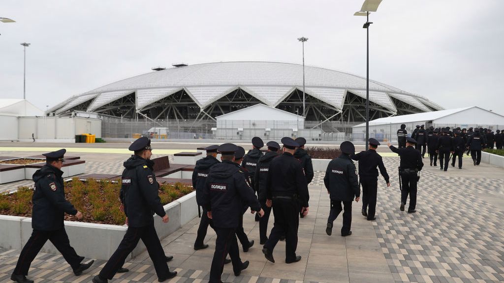 Wzmożona liczba służb bezpieczeństwa przed stadionem w Samarze