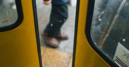 Jechał pociągiem bez biletu. Powiedział kontrolerowi, że ma koronawirusa