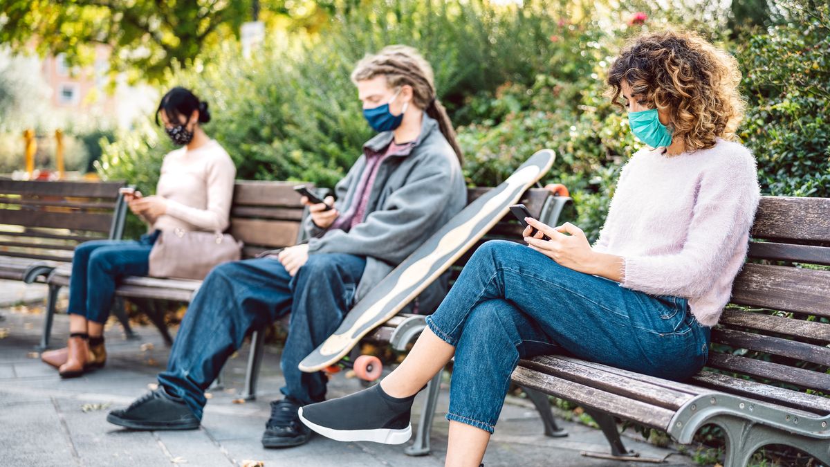 koronawirus covid ludzie maseczki park ławka pandemia obostrzenia
