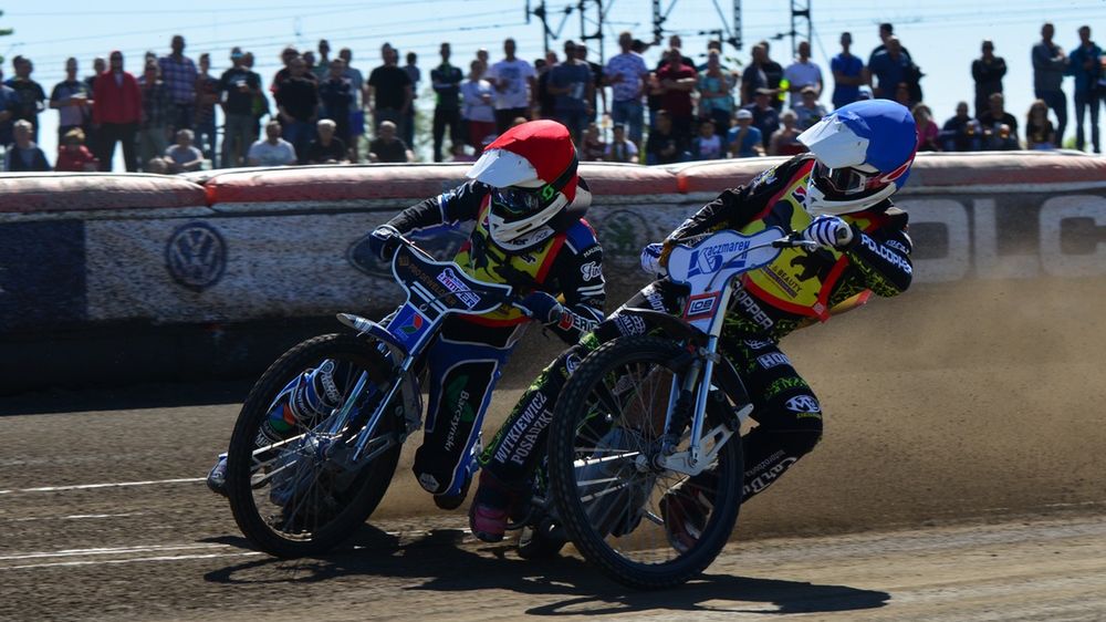 WP SportoweFakty / Weronika Waresiak / Szymon Szlauderbach (w kasku czerwonym)