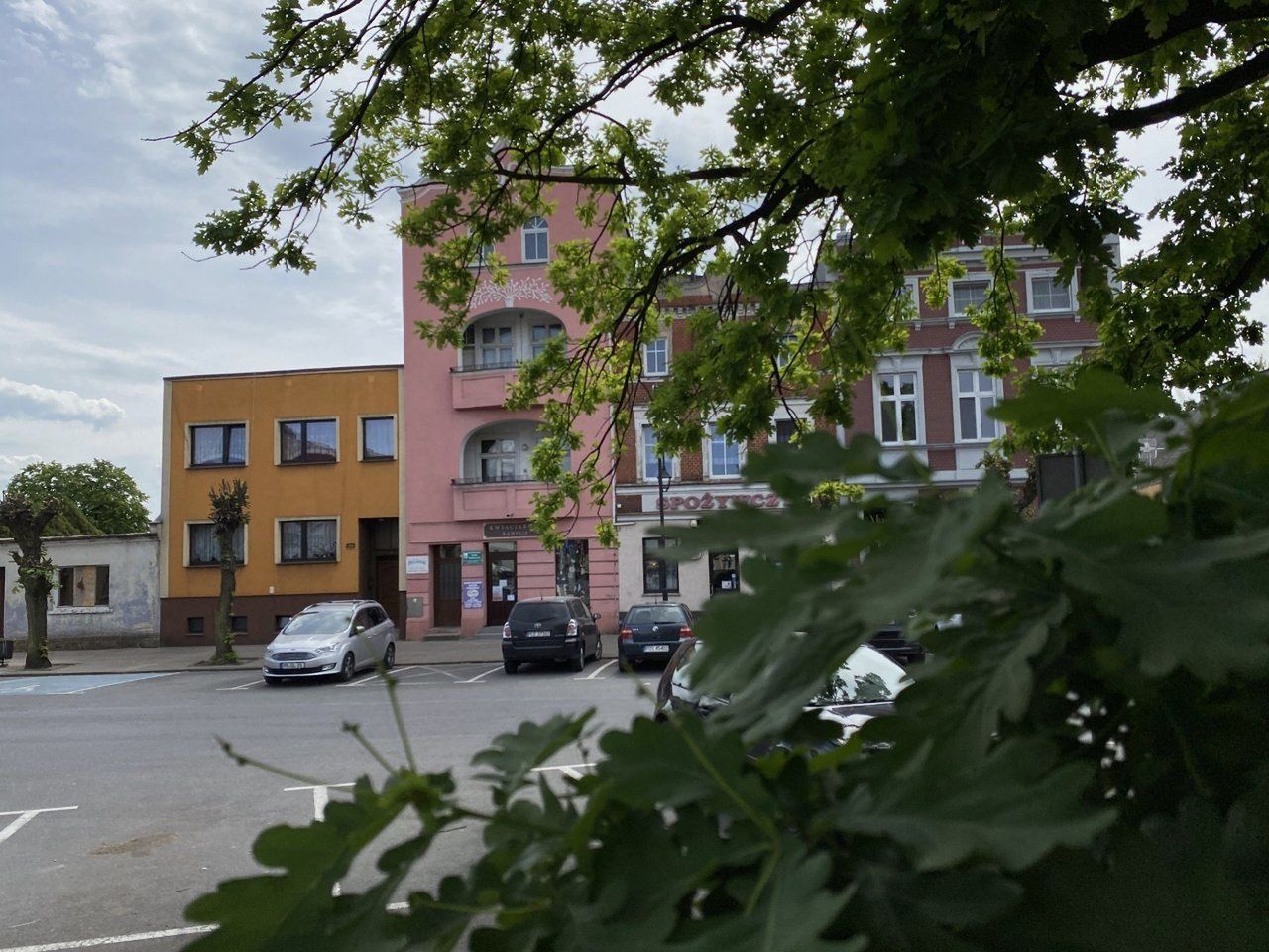 Jedna z kamieniczek na rynku w Osiecznej