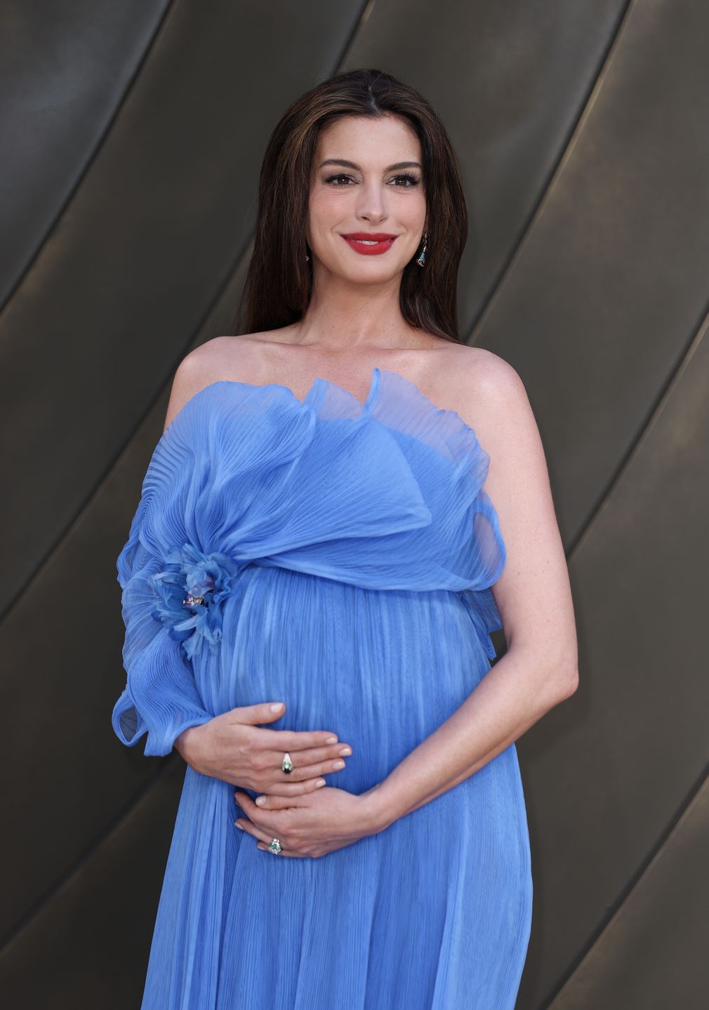 Anne Hathaway wdzięczy się na londyńskiej premierze "Odysei"