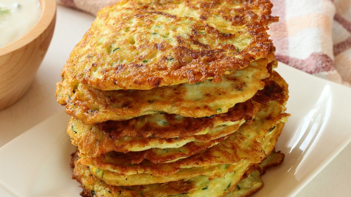ZObacz, jak przygotować chrupiące placki z cukinii