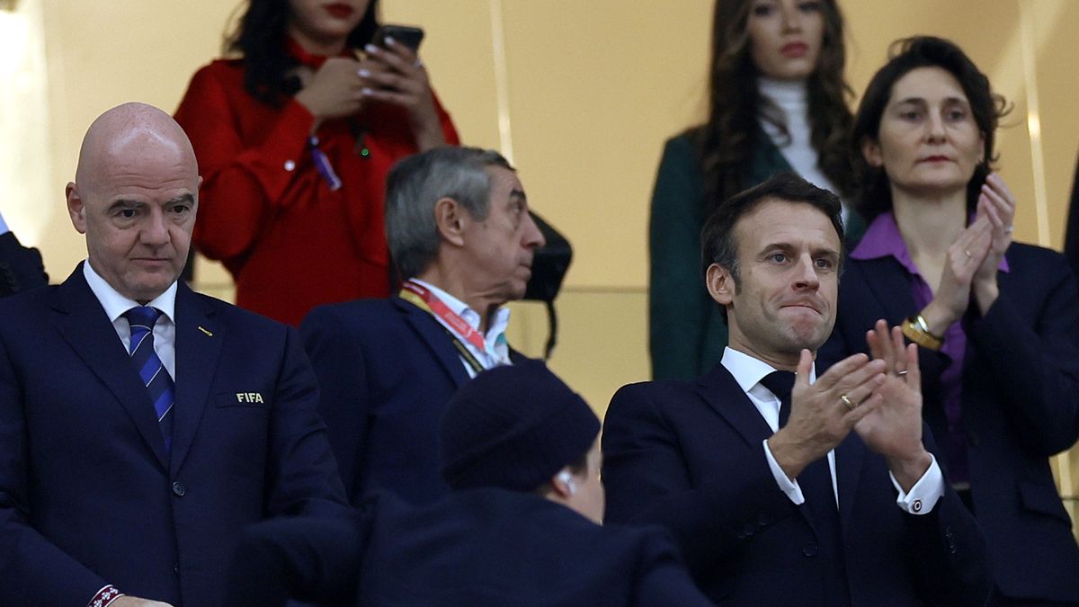 French President Emmanuel Macron (R) and FIFA President Gianni Infantino (L) during the FIFA World Cup 2022 semi final between France and Morocco at Al Bayt Stadium in Al Khor, Qatar, 14 December 2022. EPA/Ronald Wittek Dostawca: PAP/EPA.