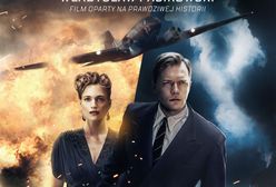 Philippe Tłokiński i Julie Engelbrecht na oficjalnym plakacie "Kuriera". Film w kinach od 15 marca