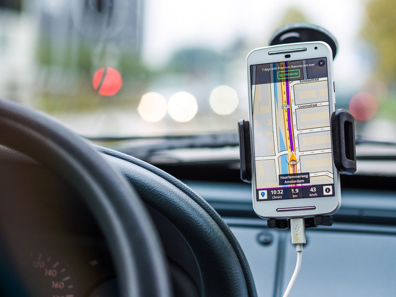 Dlaczego warto zainwestować w nawigację samochodową GPS?