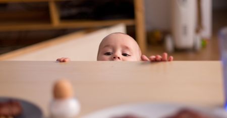 Mama zostawiła dopalacze na stole. Dziecko w stanie krytycznym