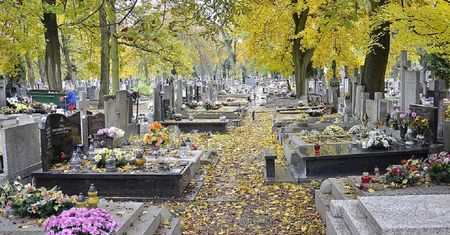 Polacy sprzedają rodzinne groby. Coraz więcej ogłoszeń