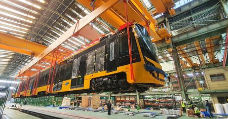 Warszawa. Nowe tramwaje płyną statkiem do Warszawy