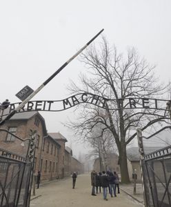 Auschwitz. Antysemickie napisy na ścianach baraków.