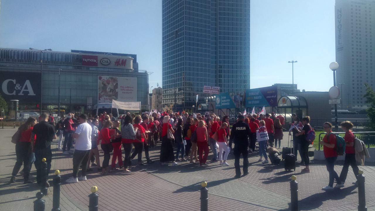 Warszawa. Demonstranci przemieszczają się ulicami stolicy 