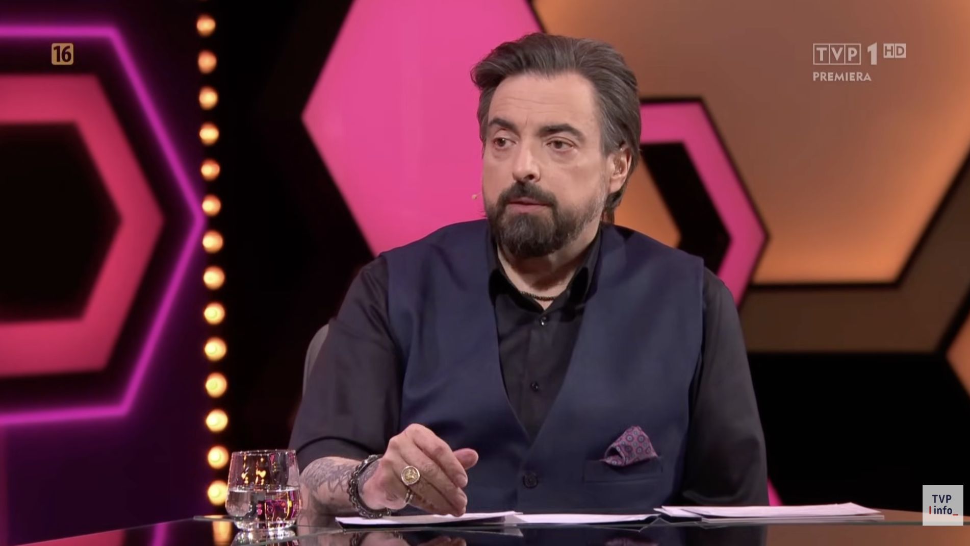 Kadr z programu "Sekielski wieczorową porą"