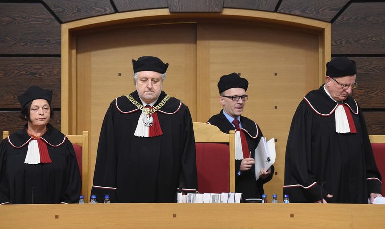 Sędziowie TK przed ogłoszeniem wyroku w sprawie OFE. Drugi od lewej prezes TK A. Rzepliński