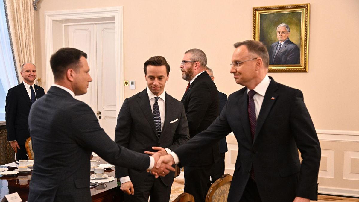 Na zdjęciu: Andrzej Duda witający Sławomira Mentzena