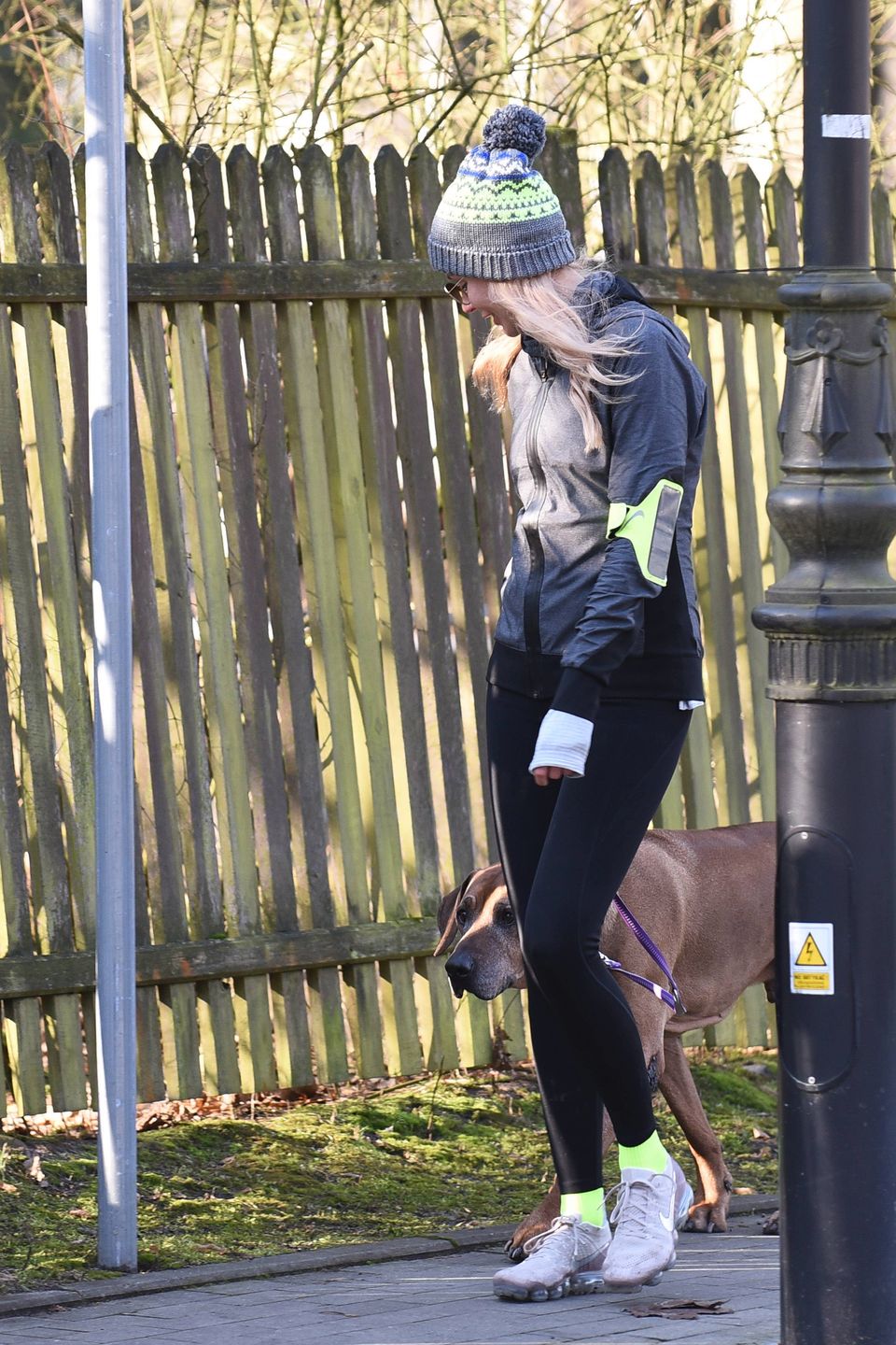 Agnieszka Woźniak-Starak na spacerze z psami