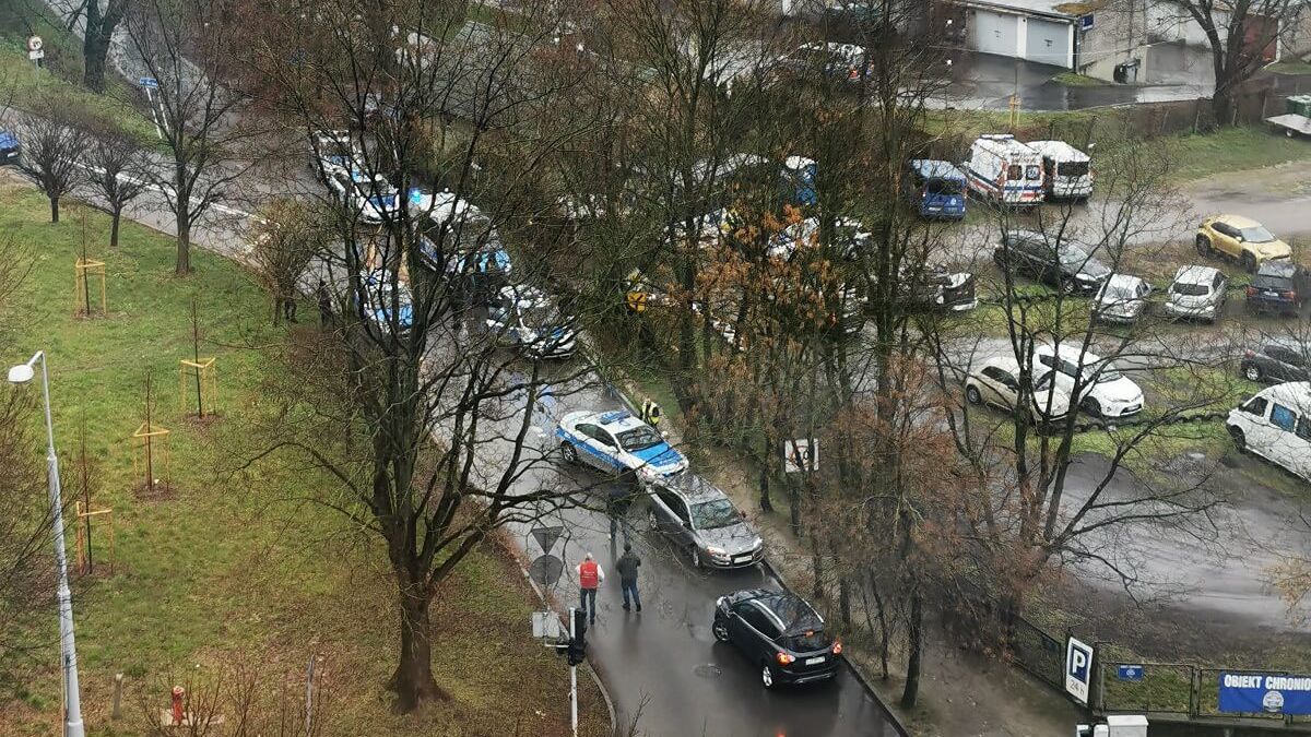 Policyjna obława za kierowcą na parkingu przy al. Andersa