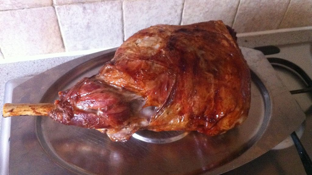 Pieczony udziec zrazowy dolny z jagnięciny australijskiej bez kości (samo mięso)