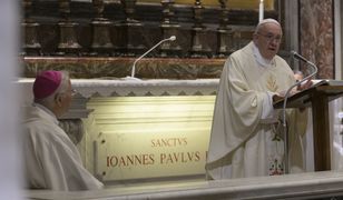 100. rocznica urodzin św. Jana Pawła II. Papież Franciszek przy grobie papieża Polaka