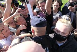 Warszawa. Awantura przed pomnikiem smoleńskim. Wojskowi zabrali wieniec