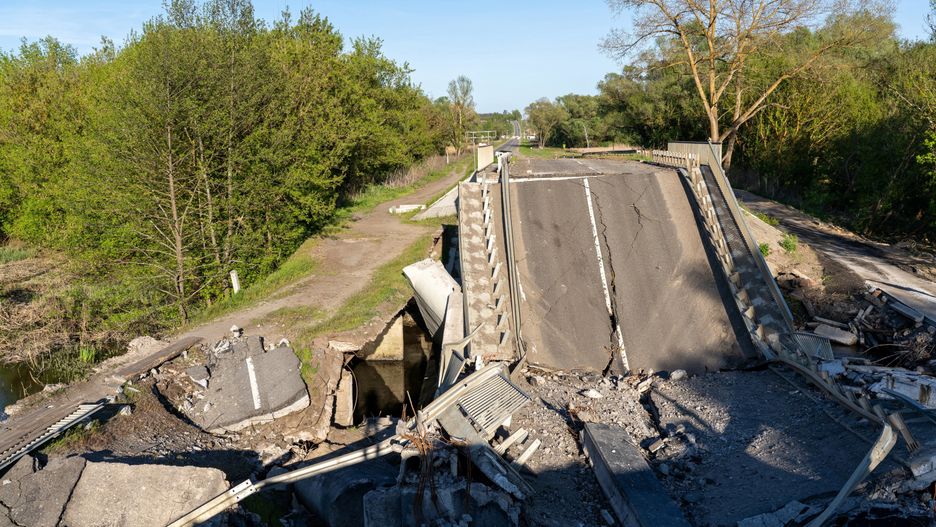 Wysadzony most w miejscowości Chuguyevka w obwodzie charkowskim