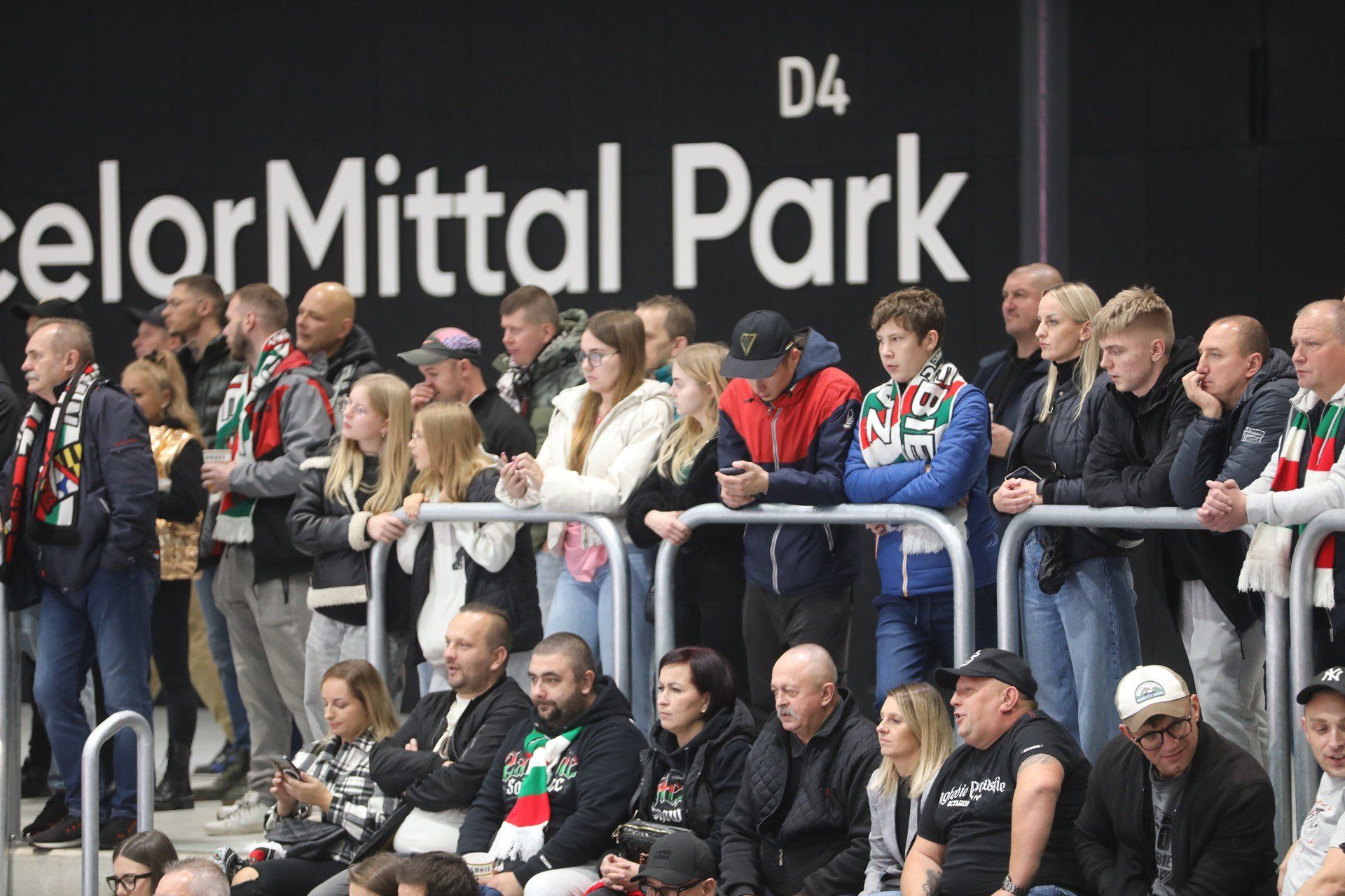 Sosnowieccy kibice tłumnie wypełniają trybuny Stadionu Zimowego na meczach Zagłębia