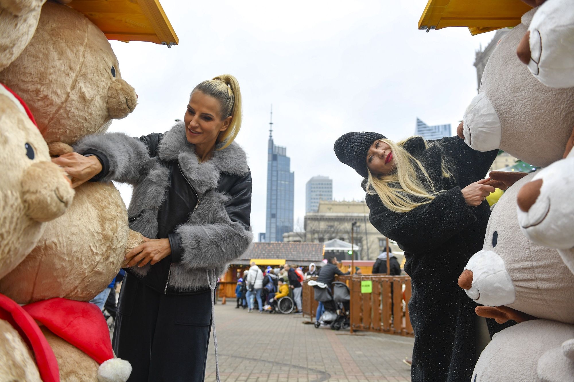 Dominika Tajner i Monika Jarosińska na jarmarku świątecznym
