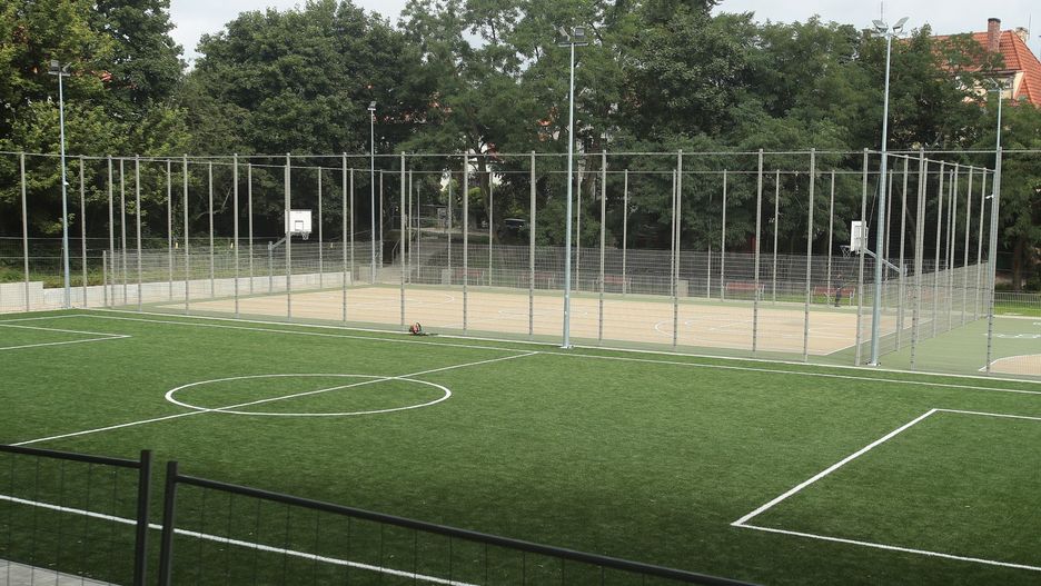 Boiska do piłki nożnej i koszykówki wybudowane na opuszczonym terenie przy ul. Mickiewicza w Szczecinie