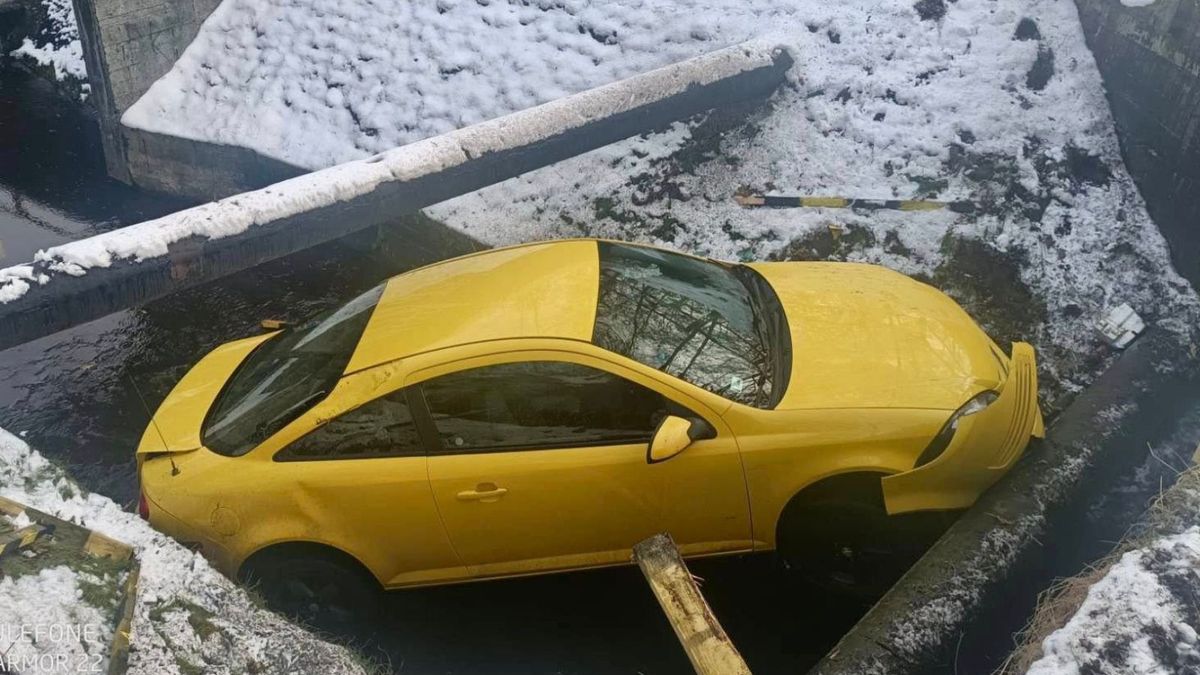 Gliwice: Chevrolet wpadł do basenu. Nie było kierowcy