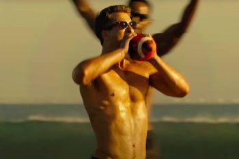 Glen Powell imponuje sylwetką. Nałożył na siebie jeszcze więcej mięśni