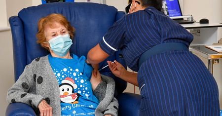 Koronawirus. 91-latka pierwsza na świecie przyjęła drugą dawkę szczepionki