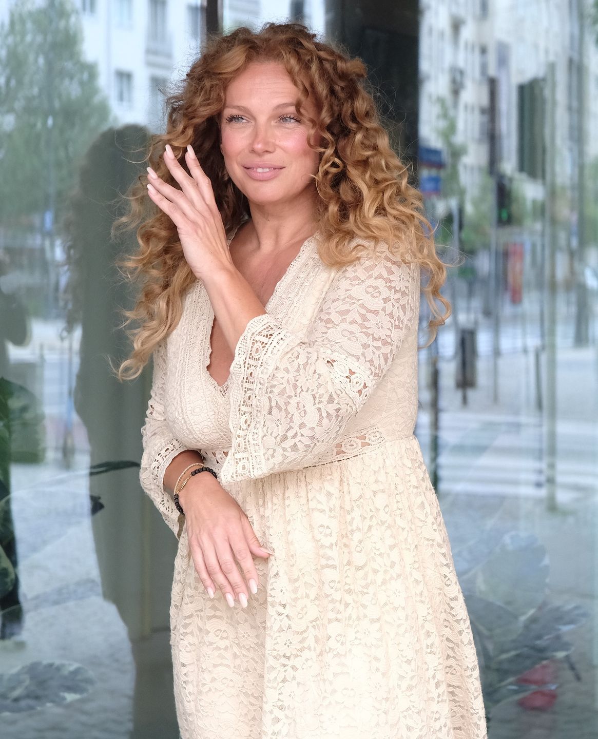 Joanna Liszowska przed studiem "Dzień dobry TVN"