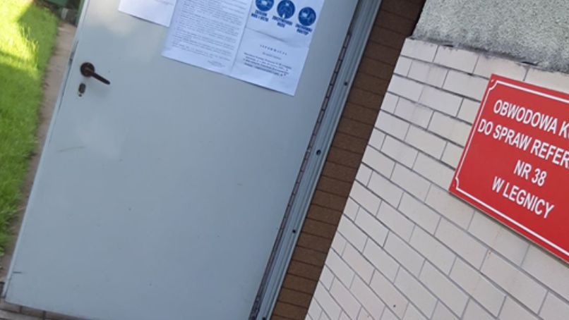 Wyborca z Legnicy zauważył błąd w oznakowaniu lokalu wyborczego