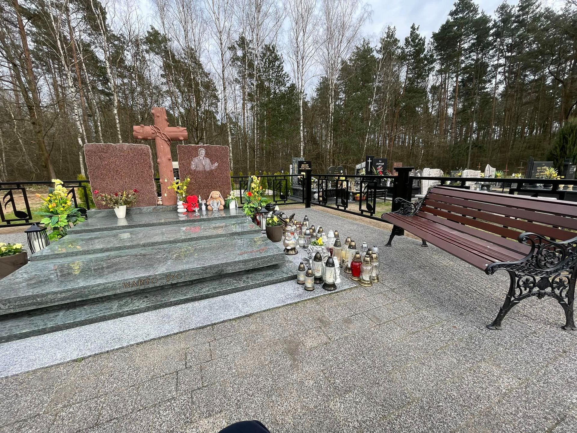 Krzysztof Krawczyk - grób na cmentarzu w Grotnikach fot. Facebook Andrzej Kosmala
