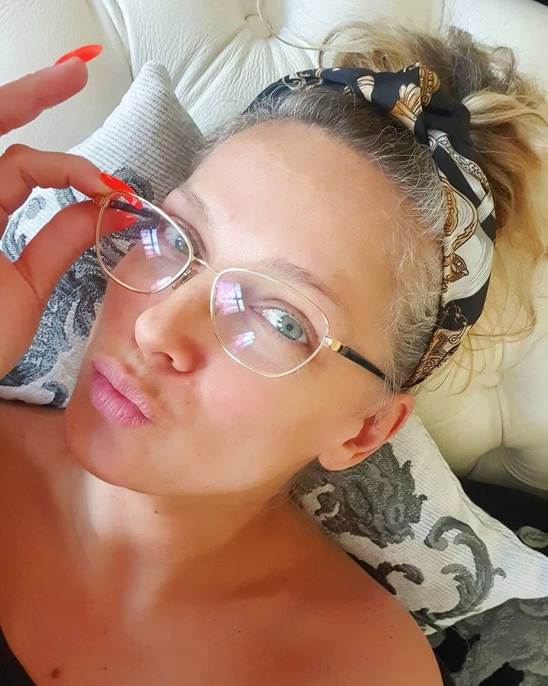 Joanna Liszowska bez makijażu i z siwym odrostem