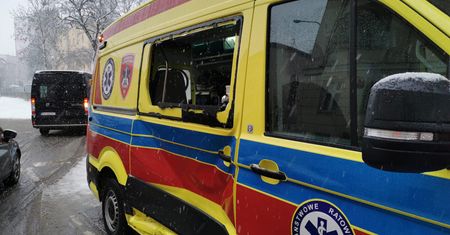 Śliskie drogi w Poznaniu: Karetka na sygnale zderzyła się z innym samochodem