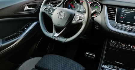 Opel Grandland X Hybrid4: Napęd hybrydowy, system odzyskiwania energii oraz wsparcie kierowcy
