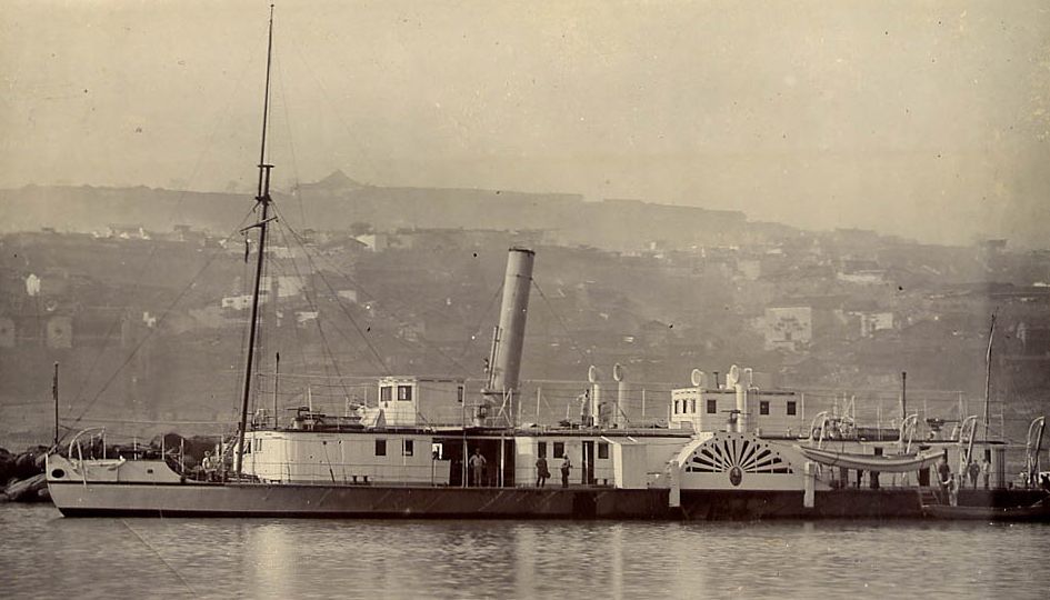 HMS Kinsha na rzece Jangcy (fot. J. Curnow)